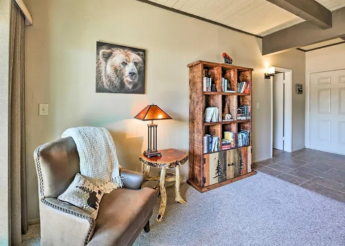 Patio & Fireplace: Country Club Pinetop Condo! Holiday home